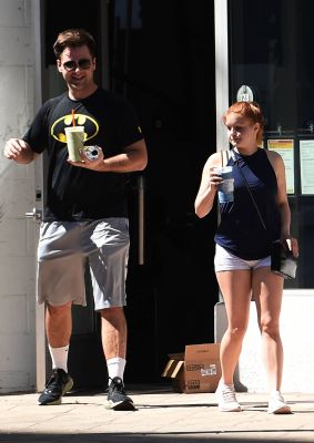 Ariel-Winter---grabs-a-smoothie-in-white-yoga-shorts-19.jpg